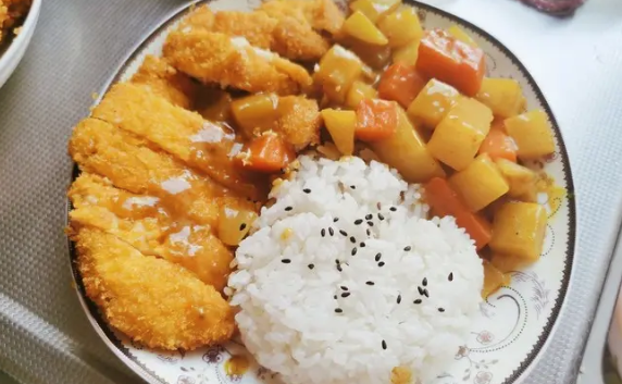 脆炸咖喱鸡排饭